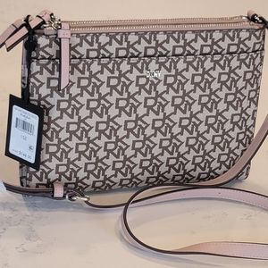 🌸DKNY🌸NEW🌸Bryant Park🌸2 Zip Pocket Crossbody/Shoulder Bag Adjustable Strap🌸